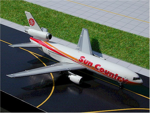 Gemini Jets GJSCX240 1:400 Sun Country McDonnell Douglas DC-10-15 N154SY