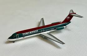 Aero Classics AC411324 1:400 Northwest Douglas DC - 9 - 32 N608NW