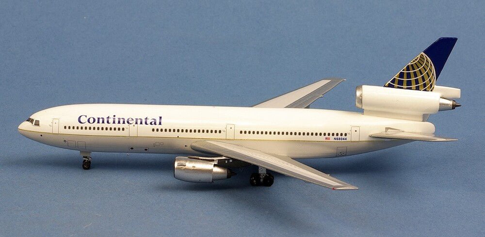 Aero Classics AC411338 1:400 Continental DC - 10 - 10 N68044