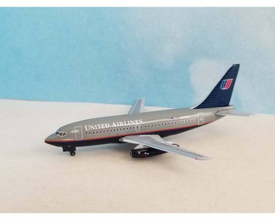 AeroClassics AC411357 1:400 United Airlines Boeing 737 - 200 N998UA