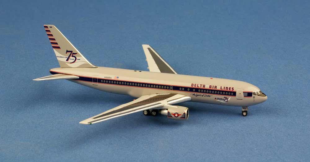 AeroClassics AC419581 1:400 Delta Airlines Boeing 767 - 200 N102DA "75th"