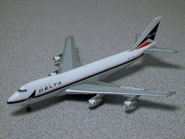 Gemini Jets GJDAL038 1:400 Delta Boeing 747 - 132 N9896