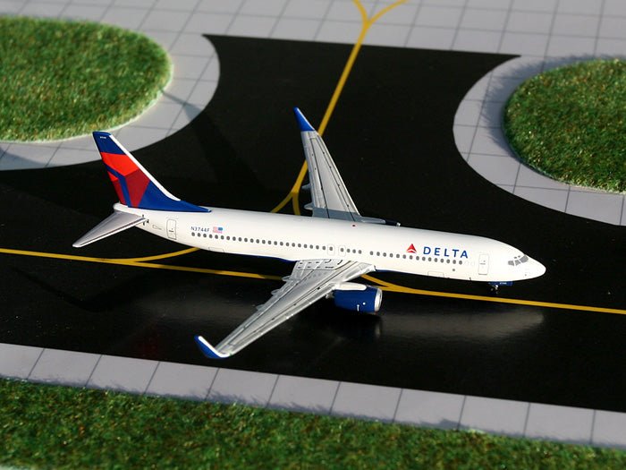 Gemini Jets GJDAL841 1:200 Delta Boeing 737 - 800 N3744F (Box has minor shelf wear)