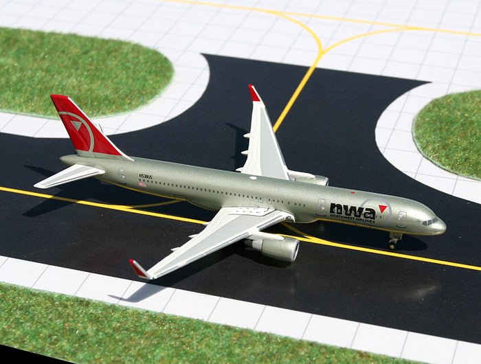 Gemini Jets GJNWA820 1:400 Northwest Airlines Boeing 757 - 200 N538US (Box has minor shelf wear)
