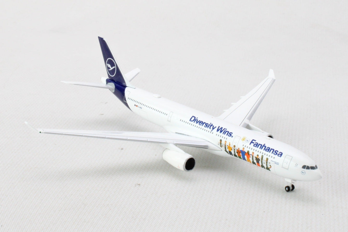 Herpa Wings 537216 1:500 Lufthansa (Germany) A330-300 FANHANSA DIVERSITY WINS