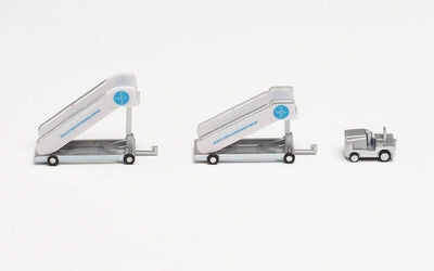 Herpa Wings 571890 1:200 Pan Am historic passenger stairs (2) with tractor (1)