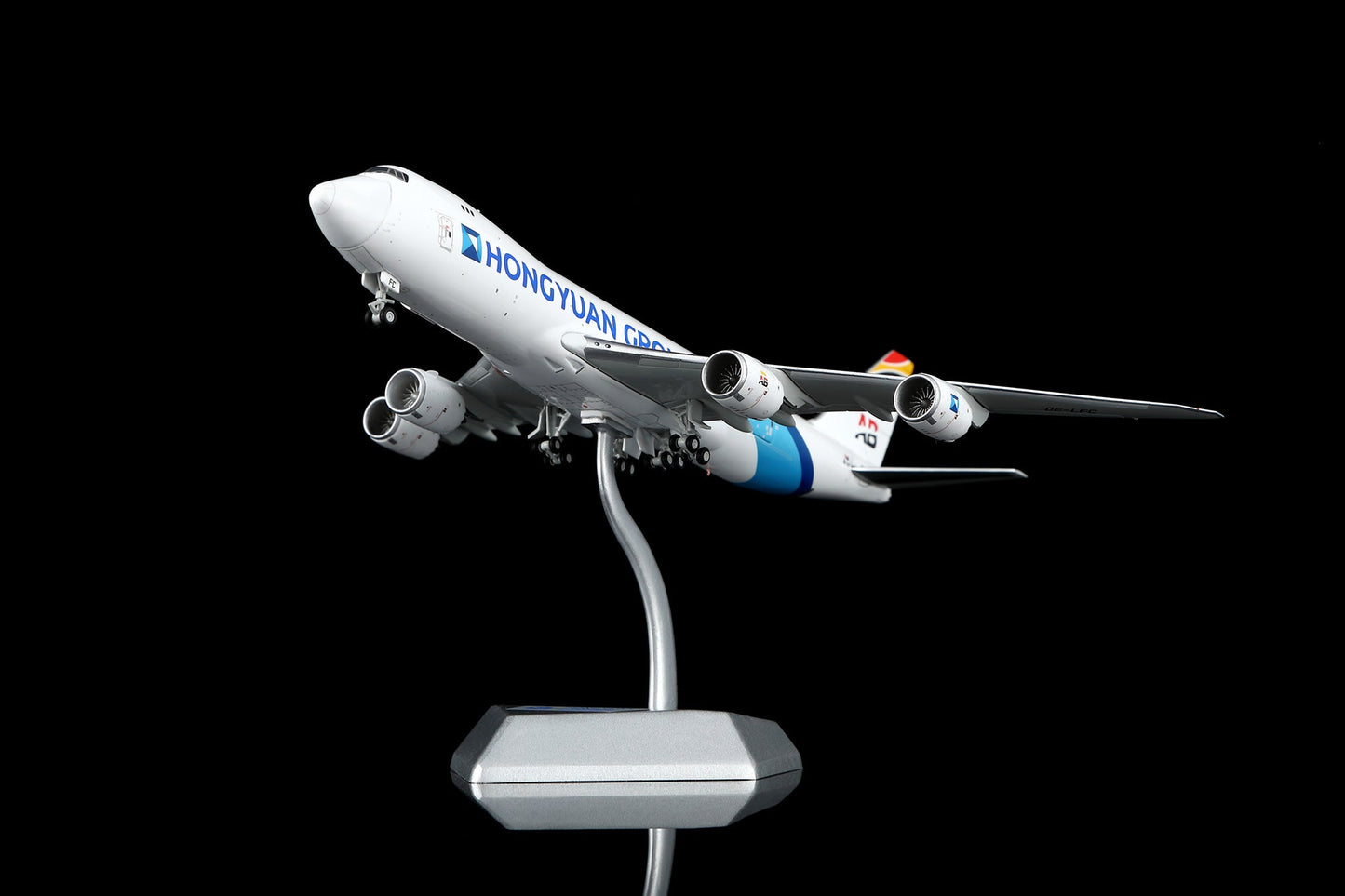 HX Models B633001C 1:400 Hongyuan Group Boeing 747-8F OE-LFC "Interactive Series"