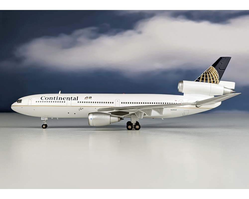 InFlight IF103025 1:200 Alitalia/Continental Split Scheme DC - 10 - 30 N68060