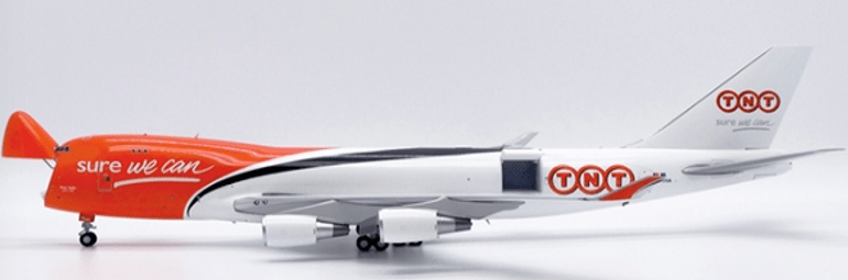 JC Wings XX20304C 1:200 TNT Express Boeing 747 - 400F "Interactive Series" OO - THA