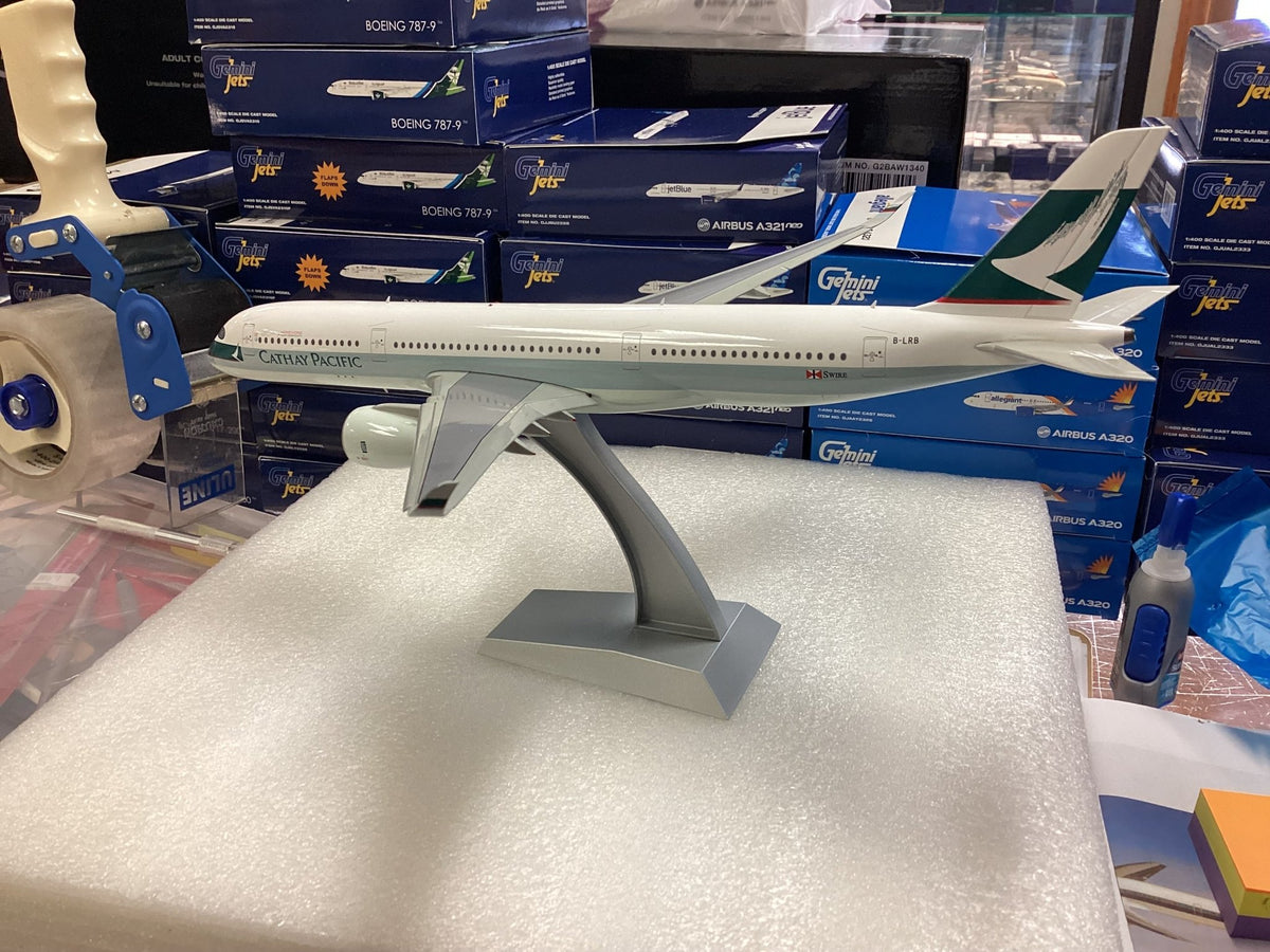 JFox JF - A350 - 002 1:200 Airbus A350 - 900 Cathay Pacific B - LRB (Flaps down)