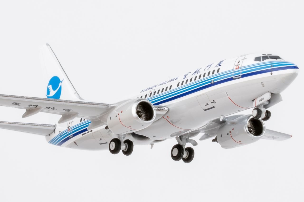 NG Models 64138 1:400 Xiamen Airlines 737 - 700 B - 2998 (classic colors; Xiamen Airlines' first 737 - 700)