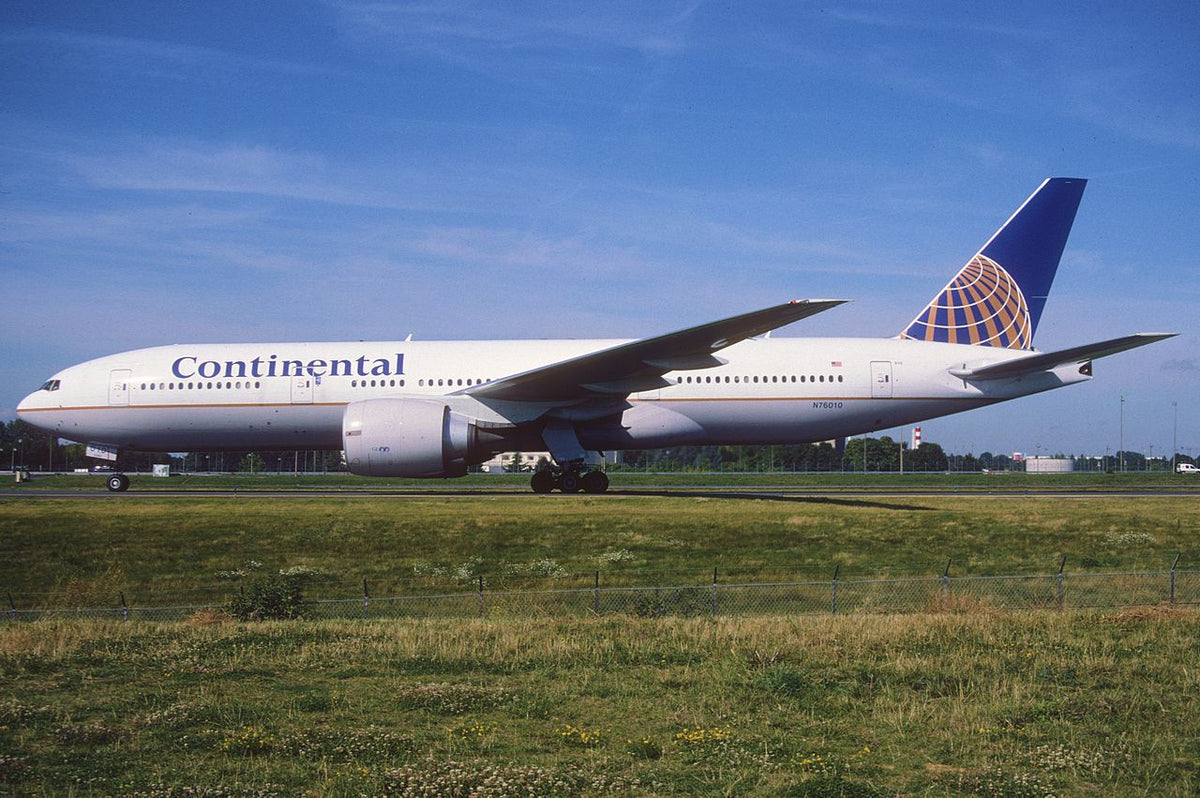 Phoenix 04593 1:400 Continental Boeing 777 - 200ER N76010