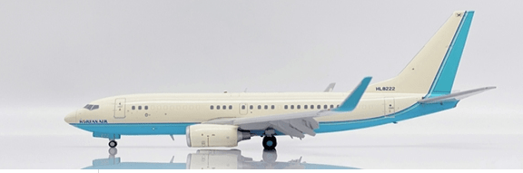 Pre - Order JC Wings EW2737009A 1:200 Korean Air B737 - 700 BBJ HL8222 (Flaps Down)