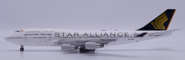 Pre - Order JC Wings XX40701A 1:400 Singapore Airlines Boeing 747 - 400 "Star Alliance" Reg: 9V - SPP "Flaps Down"