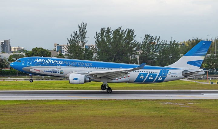Pre - Order Phoenix 04600 1:400 Aerolineas Argentinas A330 - 200 LV - KAO "Llevamos Campeones"