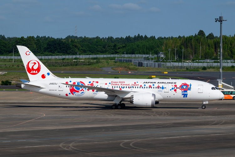 Pre - Order Phoenix 04603 1:400 Japan Airlines B787 - 8 JA823J "MyakuMyaku JET"