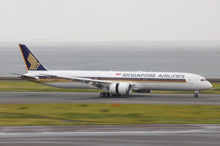 Pre - Order Phoenix 04605 1:400 Singapore Airlines B787 - 10 9V - SCY
