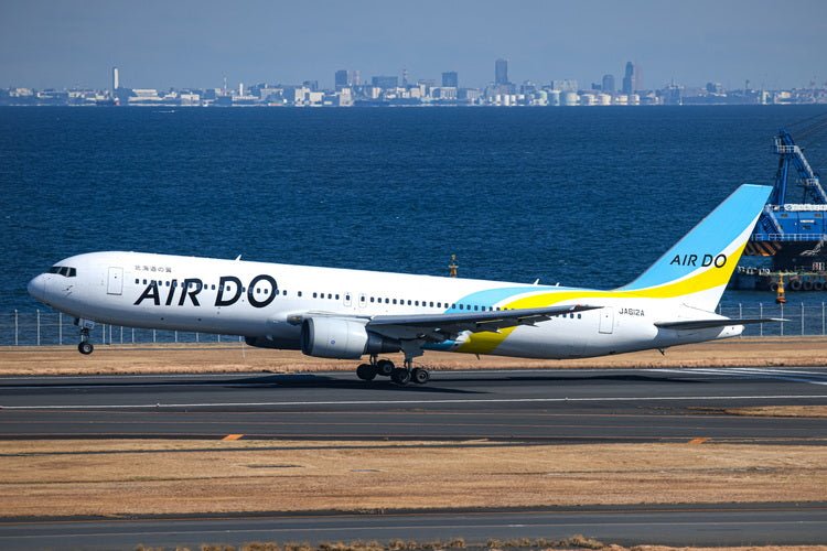 Pre - Order Phoenix 04649 1:400 Air Do B767 - 300ER JA612A