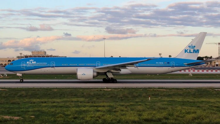 Pre - Order Phoenix 11978 1:400 KLM B777 - 300ER PH - BVD