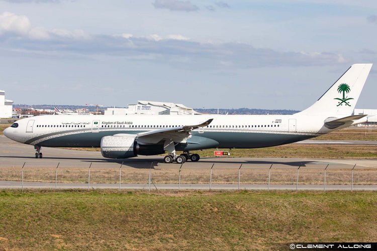 Pre - Order Phoenix 11999 1:400 Desert Wings Aviation A330 - 900neo HZ - MDA