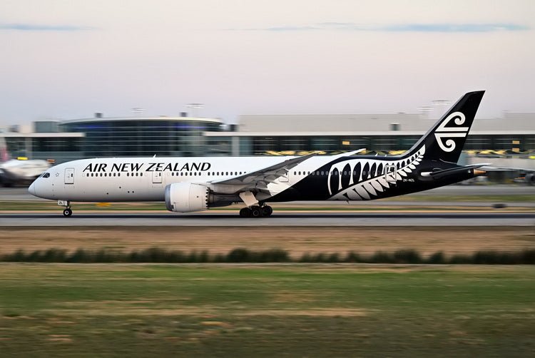Pre - Order Phoenix 12013 1:400 Air New Zealand B787 - 9 ZK - NZL