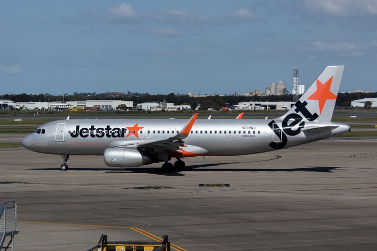 Pre - Order Phoenix 12033 1:400 Jetstar A320 VH - XNJ