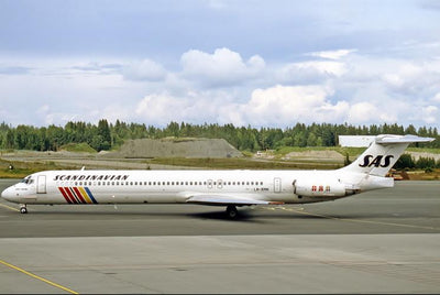 Pre - Order Phoenix 12056 1:400 SAS MD - 82 LN - RMN