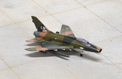 Sky Classics 1:200 SCF10003 F - 100 Super Sabre 90th TFS, 3rd TFW Bein Hoa 1967