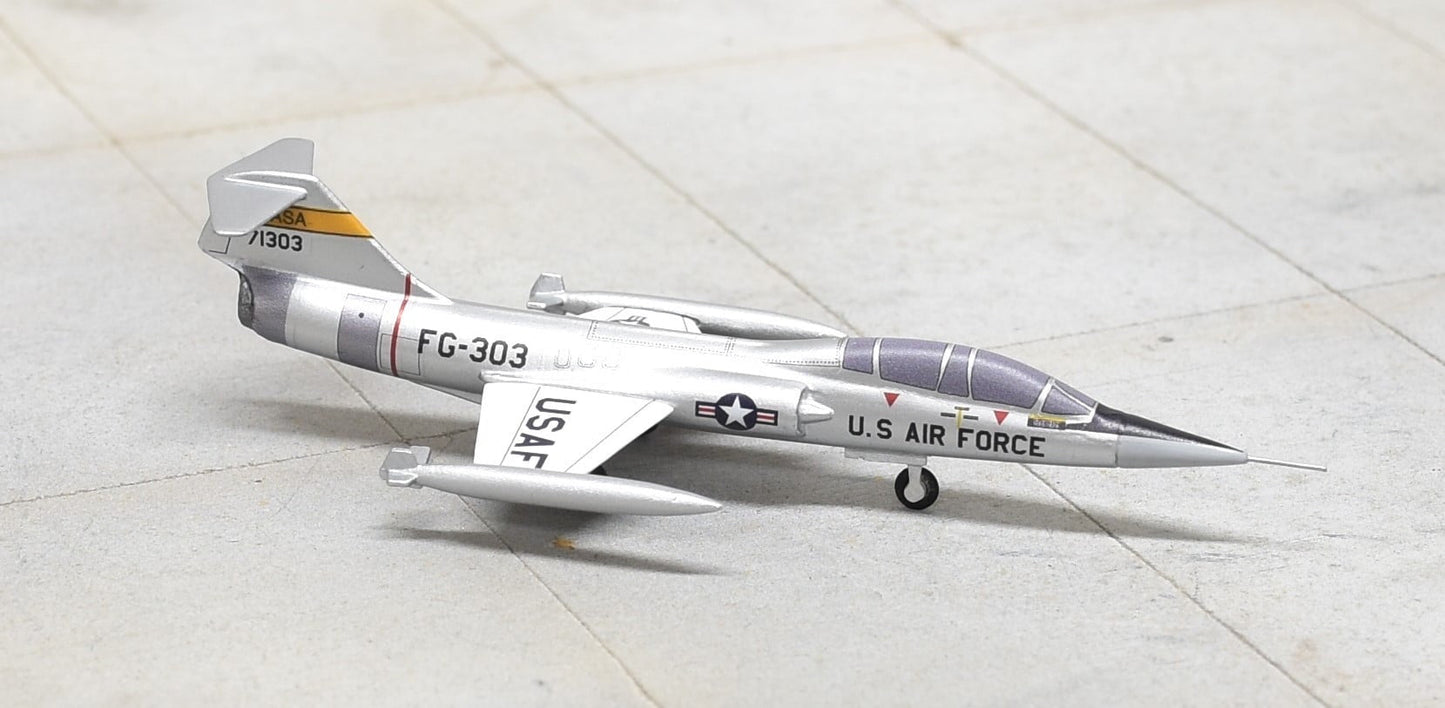 Sky Classics 1:200 SCF10405 Lockheed F - 104B Starfighter NASA 57 - 1303 Silver, White Wings, Yellow Nasa Tail Flash W/Wing Tanks