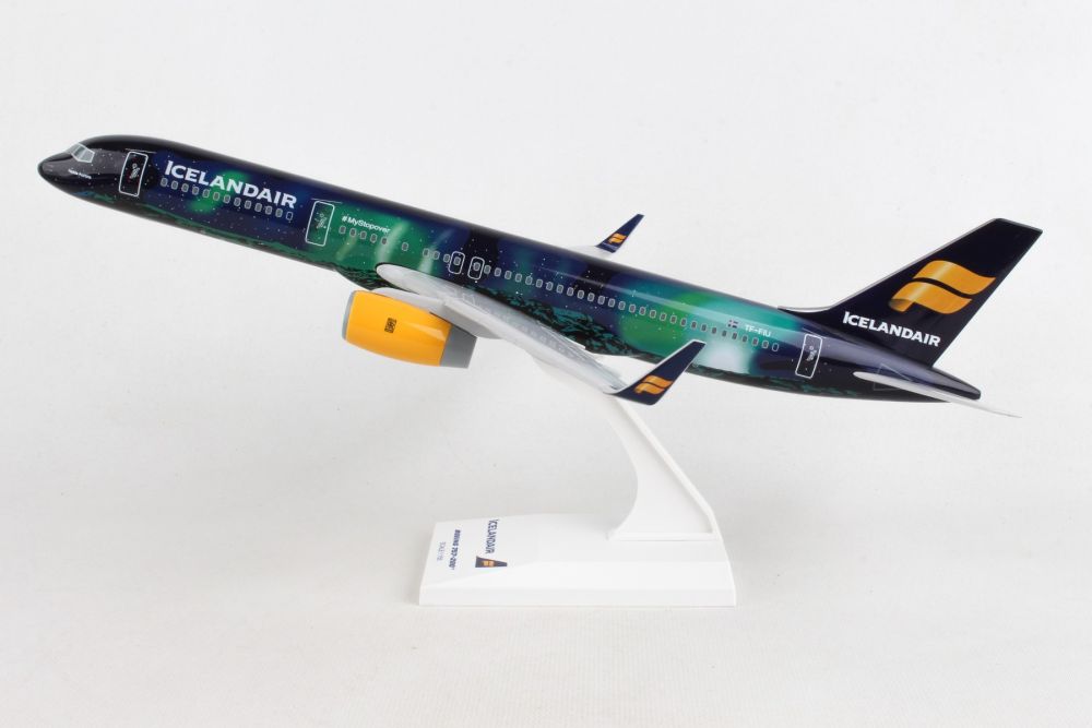 SkyMarks SKR892 1:150 Iceland Air 757 - 200 Hekla Aurora