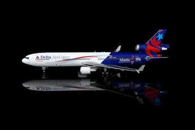 SQ Wings L2219FD 1:200 Delta Air Lines MD - 11 N812DE "Special Delivery Livery Flaps Down"