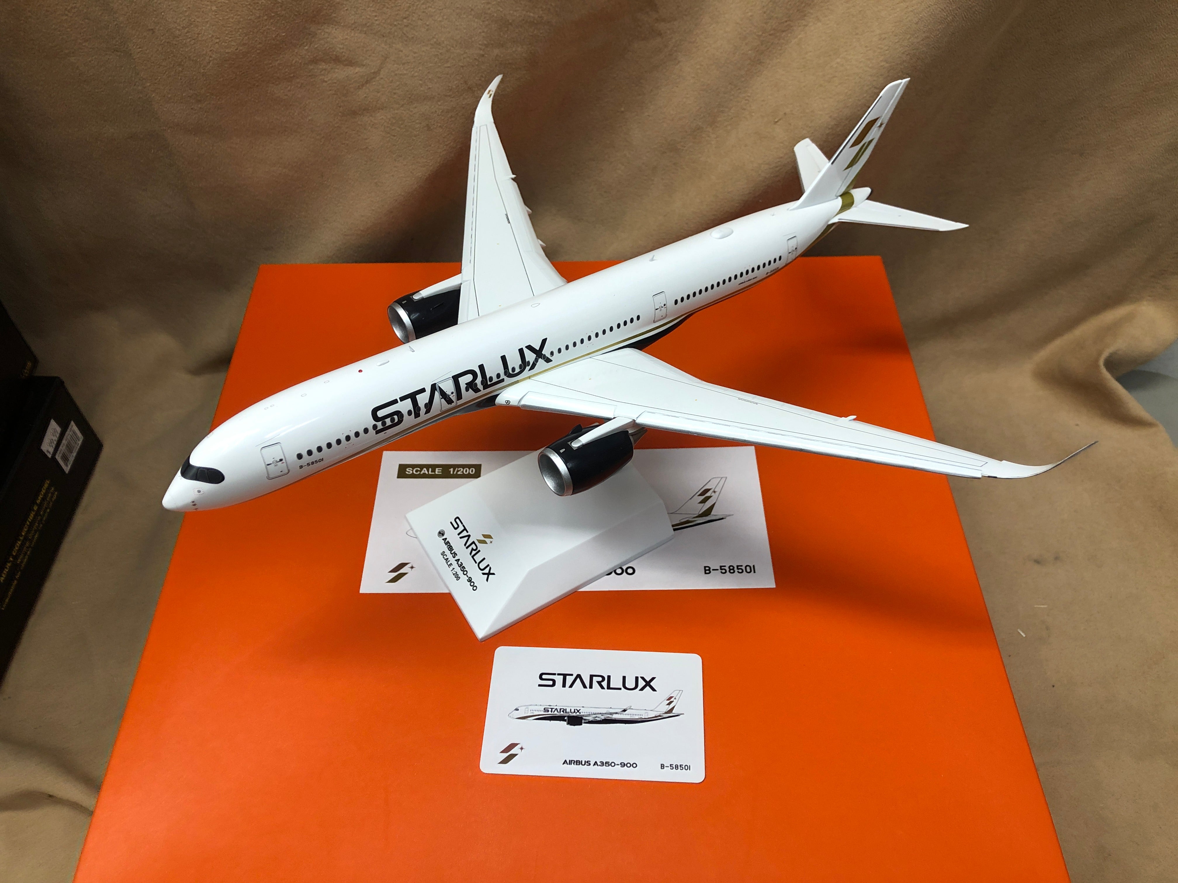 JC Wings 1:200 Starlux Airbus A350-900 EW2359006A (Flaps Down)