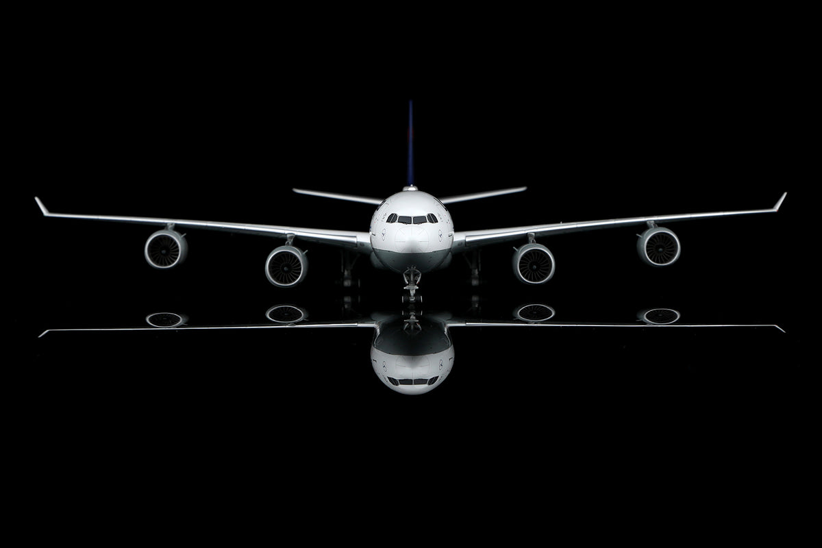 SQ Wings L2281FD 1:200 Lufthansa A340-600 D-AIHK "FC Bayern München special colours Flaps Down" diecast model airplane