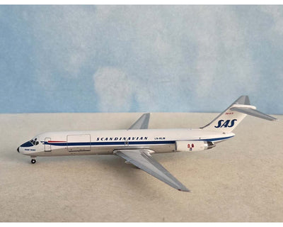 Aero Classics AC411445 1:400 SAS Cargo DC - 9 /32F LN - RLW