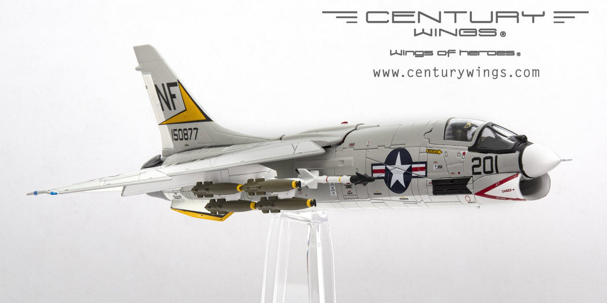 Century Wings 001639 1:72 F - 8E Crusader US Navy VF - 53 Iron Angels NF201 1967(Flaps down Version)