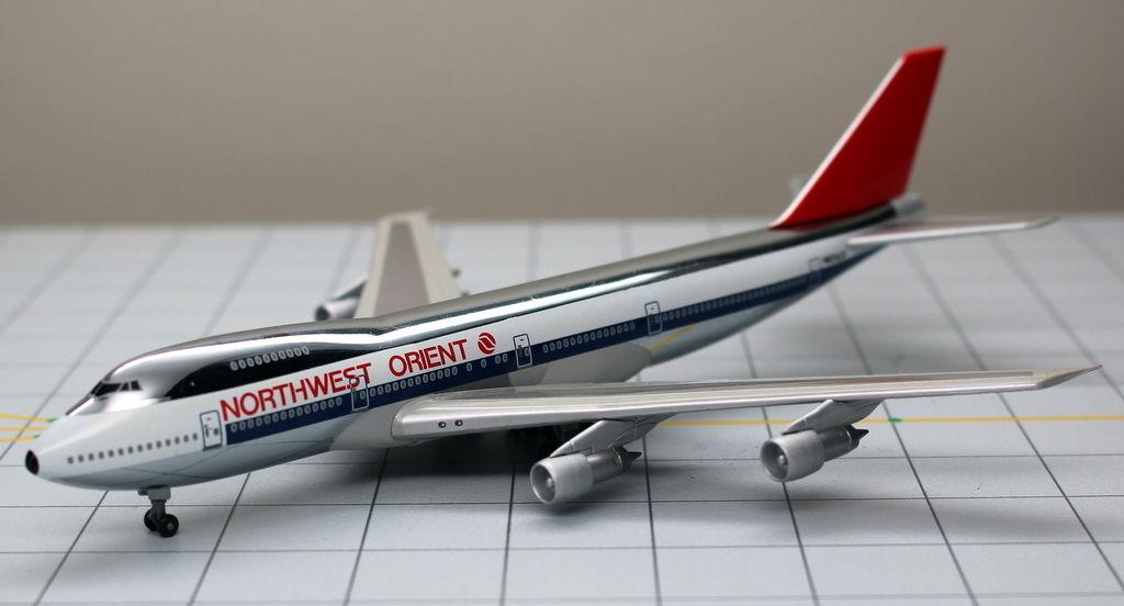 Dragon Models 55212 1:400 Northwest Boeing 747 - 251B