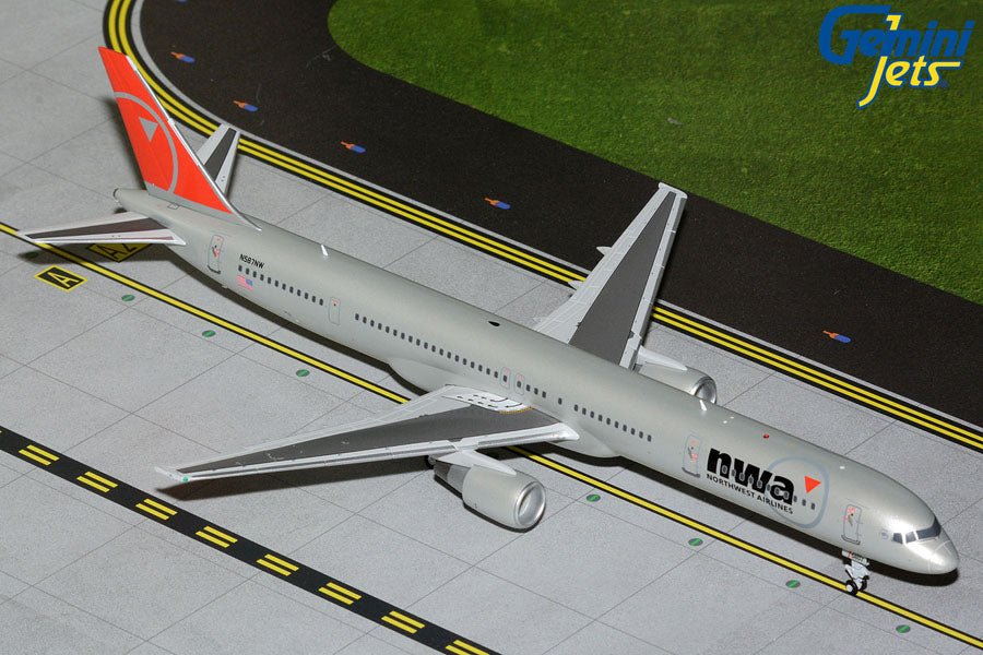 Gemini Jets G2NWA1422 1:200 Northwest Airlines B757 - 300 N587NW (final livery; upgraded stand)