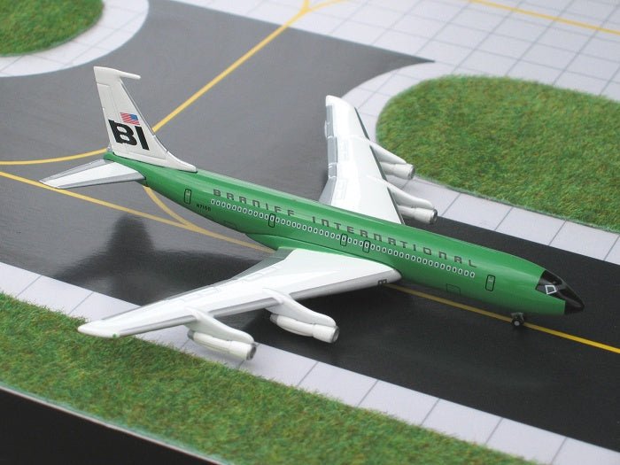 Gemini Jets GJBNF212 1:400 Braniff Boeing 707-300 N7100
