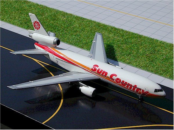 Gemini Jets GJSCX240 1:400 Sun Country McDonnell Douglas DC-10-15 N154SY