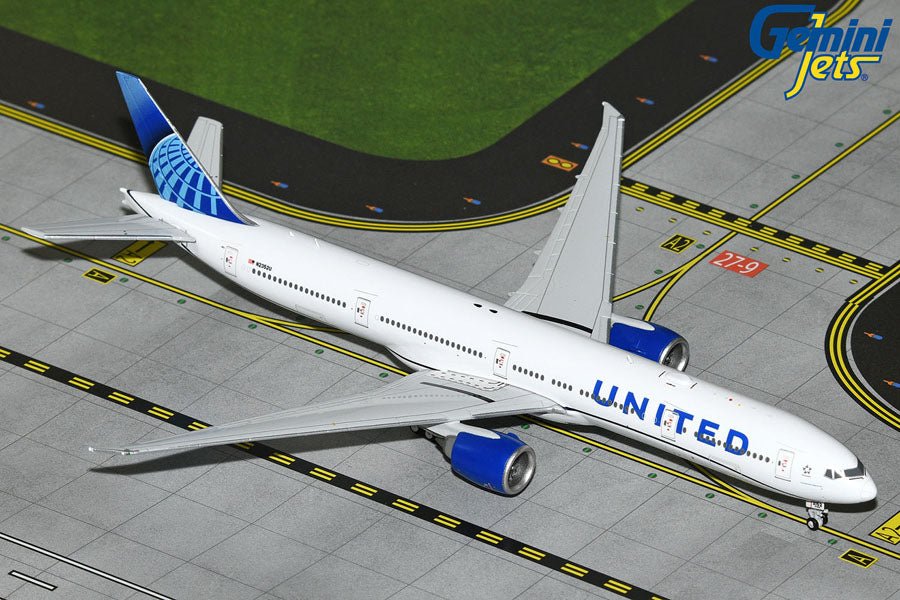 Gemini Jets GJUAL2214 1:400 United Airlines Boeing 777 - 300ER N2352U