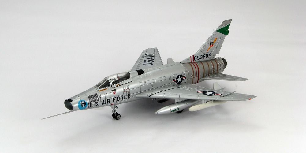 Hobby Master HA2101 1:72 North American F - 100D Supersabre 27th TFW / 416th TFS, Bien Hoa, RVN, July 1966, Lt. Col. Harlod Comstock