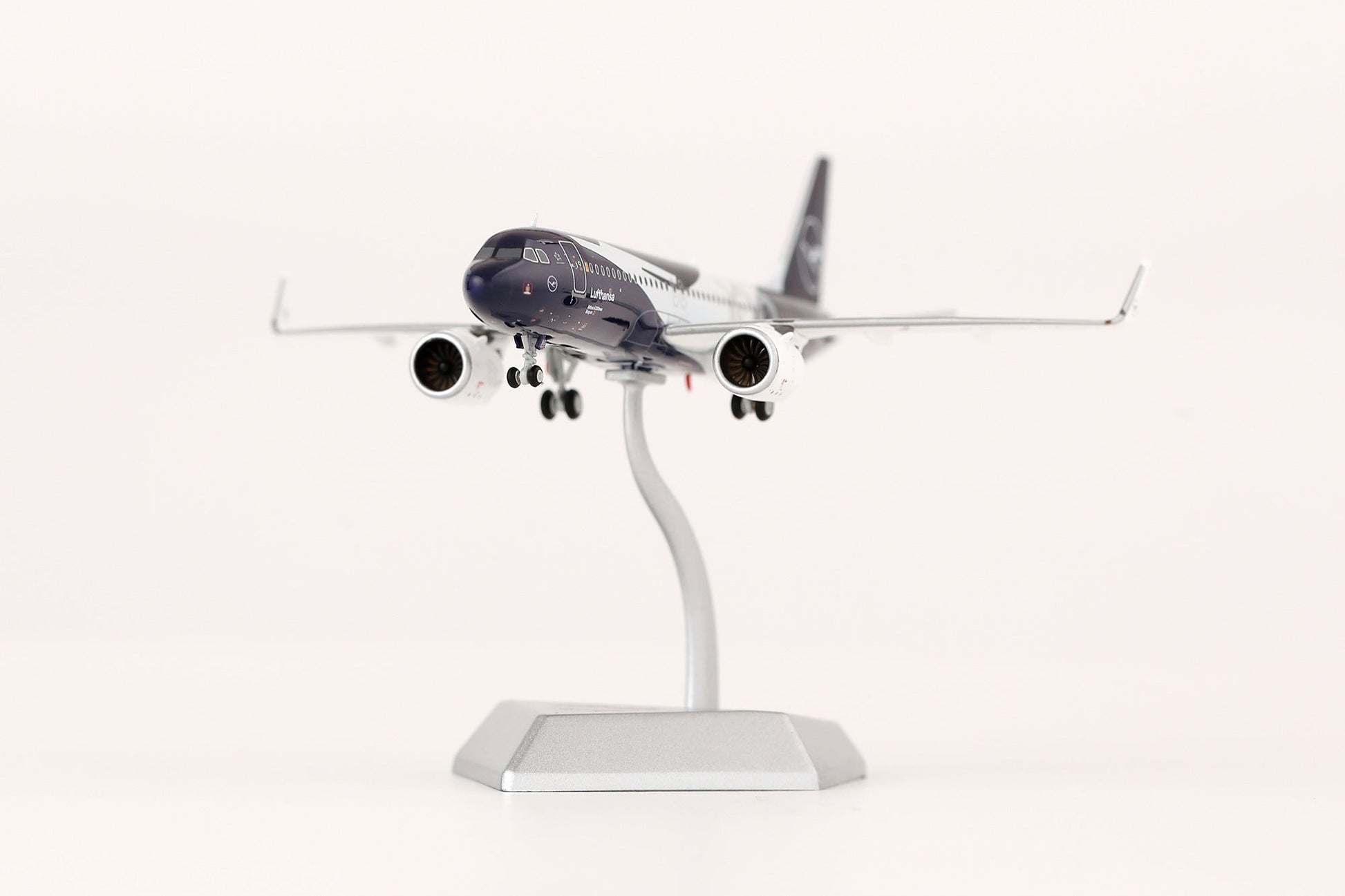 HX Models A420701F 1:400 Lufthansa A320NEO D-AING "100 Years" "Flaps Down"