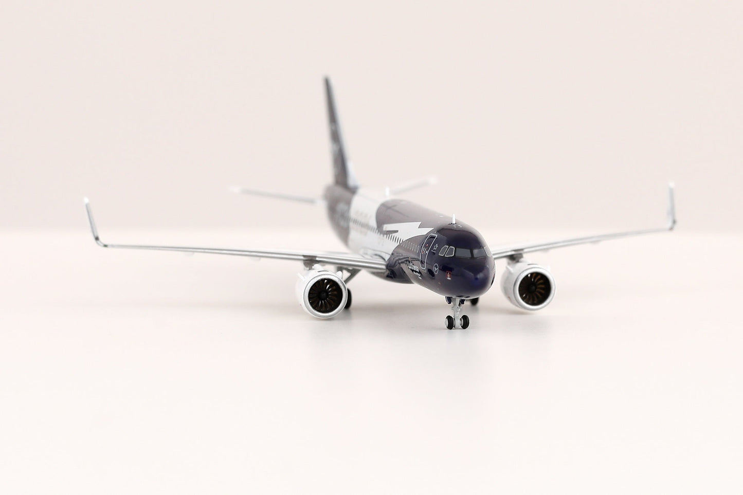 HX Models A420701F 1:400 Lufthansa A320NEO D-AING "100 Years" "Flaps Down"