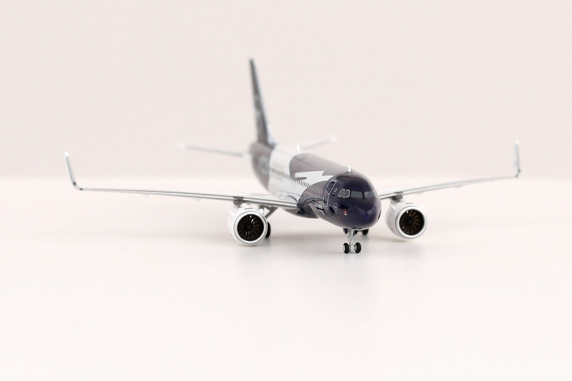 HX Models A420701F 1:400 Lufthansa A320NEO D-AING "100 Years" "Flaps Down"