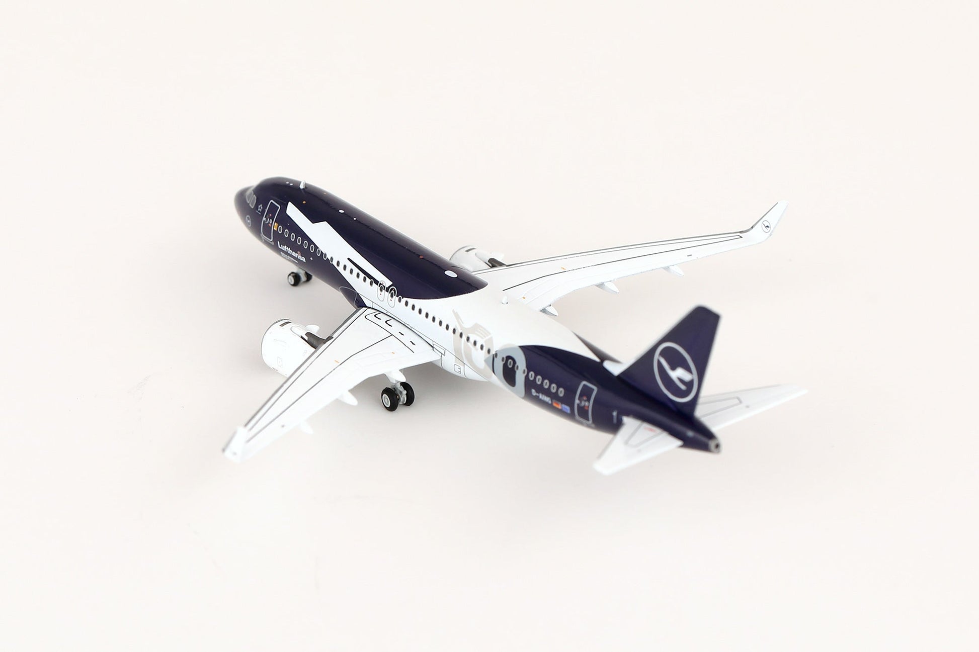 HX Models A420701F 1:400 Lufthansa A320NEO D-AING "100 Years" "Flaps Down"