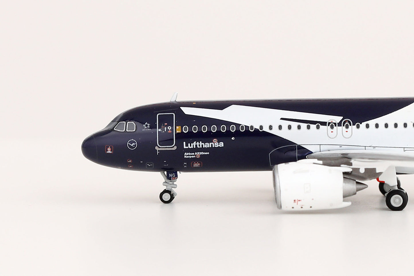 HX Models A420701F 1:400 Lufthansa A320NEO D-AING "100 Years" "Flaps Down"