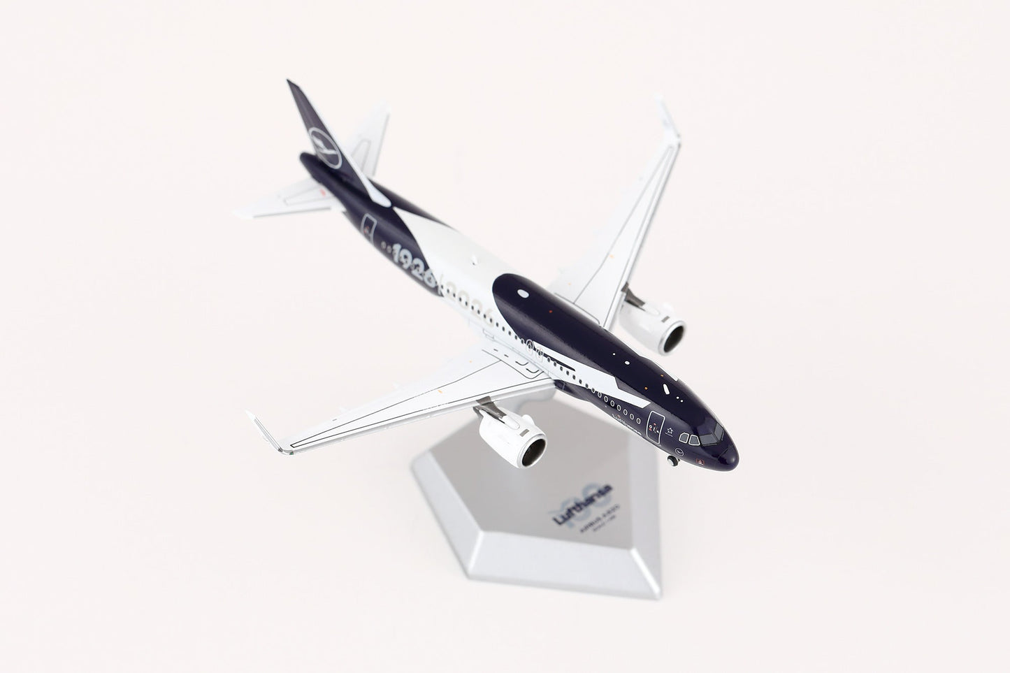 HX Models A420701F 1:400 Lufthansa A320NEO D-AING "100 Years" "Flaps Down"