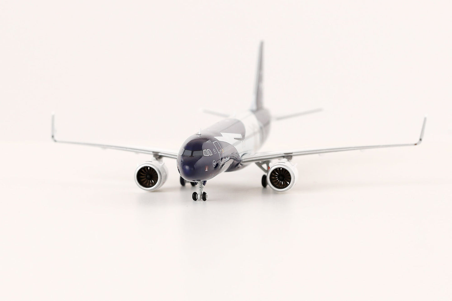 HX Models A420701F 1:400 Lufthansa A320NEO D-AING "100 Years" "Flaps Down"