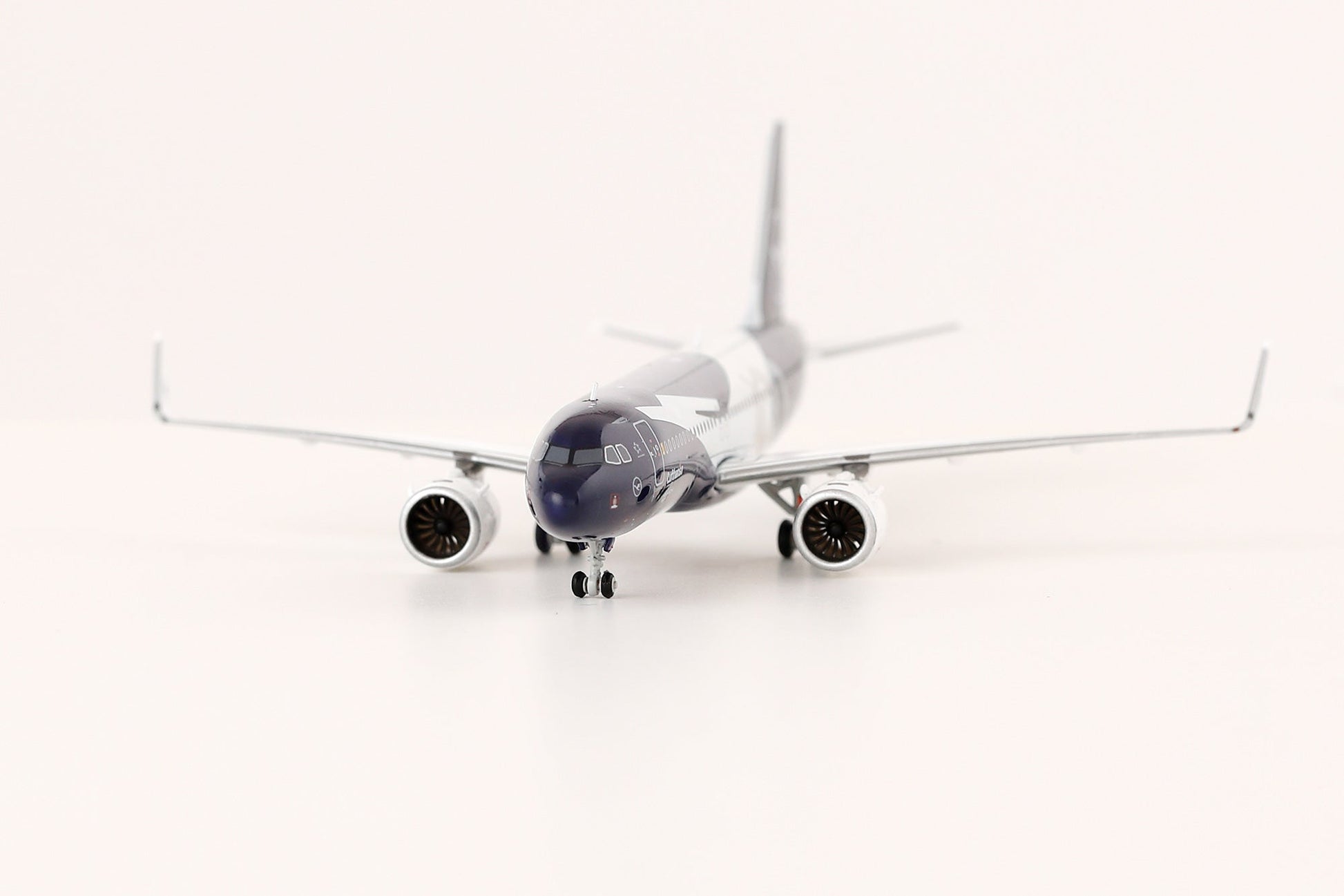 HX Models A420701F 1:400 Lufthansa A320NEO D-AING "100 Years" "Flaps Down"