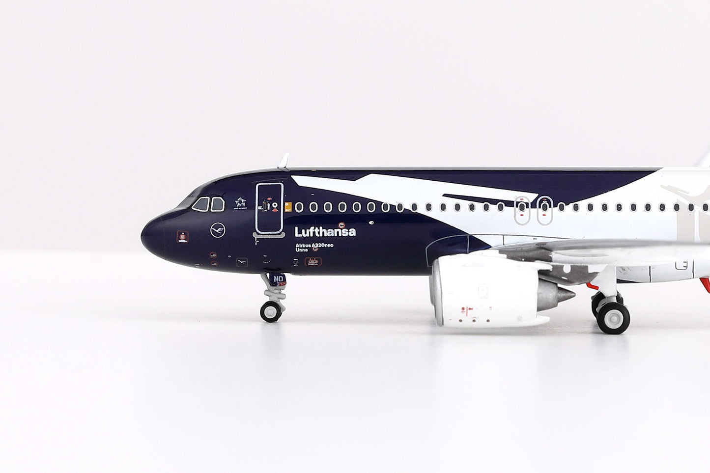 HX Models A420702F 1:400 Lufthansa A320NEO D-AIND "100 Years" "Flaps Down"